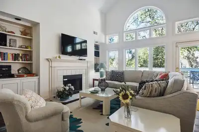 Image de Second floor coastal villa 2 minutes to the beach & Arthur Hills golf course!