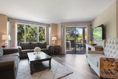 Image de Enjoy lovely landscape views from this oceanfront complex in Palmetto Dunes.