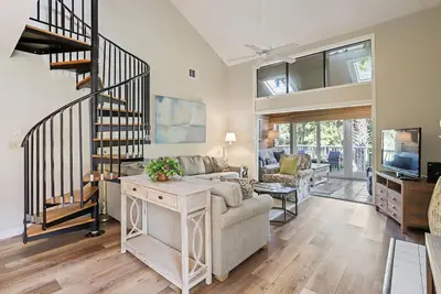 Image de 497 Captains Cove is a lovely property located close to the beach on Hhi.