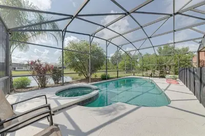 Image de South Facing Pool and Spa on Water Conservation Area in Gated Community