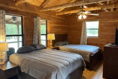 Image de Charming Cabin on the San Marcos River with large back screened-in deck! - L2