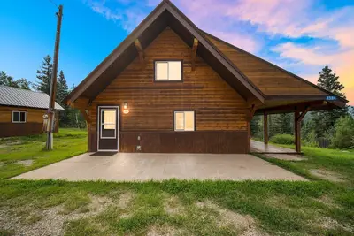 Image de Welcome to Lemon Lodge! Relax and unwind in this private and secluded cabin.