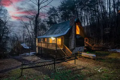 Image de ! Great Location! Hot Tub + Private + Log Cabin + Easy Access