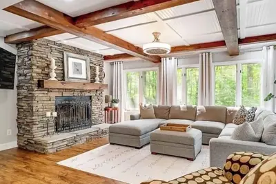 Image de Cozy home, just  minutes from Main St.