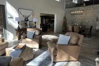 Pinetop Forest Retreat  Luxe Cabin with Spa & Game Room