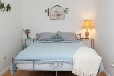 Image de \"Keep Life Simple\" -Blue Door- Basement Apartment