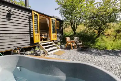 Image de Moelfre - Shepherds Hut, romantic, with hot tub in Llanbedr