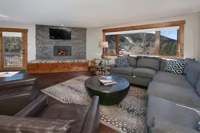 Image de Modern Sophisticated Chic, Walk to Slopes, Waterfront condo In the heart of Keystone