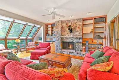 Image de Hawk Mountain home with a sauna, wooded views, & washer/dryer