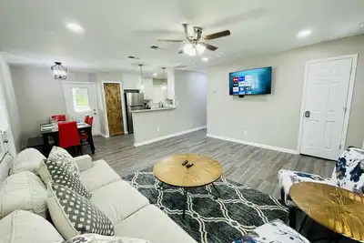 Image de Romantic Peaceful Home with Firepit