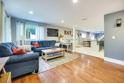 Image de Renovated, Spacious Retreat in Union Pier!