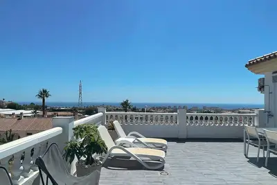 Image de Appartement \"Atico Montesol\" avec vue sur la mer, piscine, Wi-Fi et terrasse