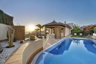 Villa 'Happy Holidays' avec vue sur la mer, piscine privée, jardin, climatisation et Wi-Fi.