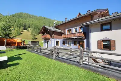 Image de Appartamento 6\" avec vue sur les montagnes, jardin partagé, balcon et Wi-Fi.