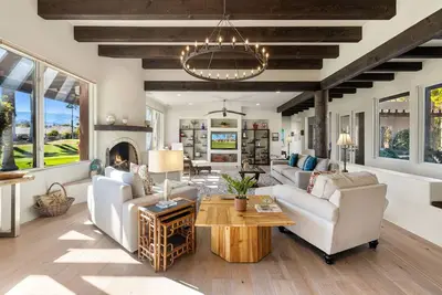 Image de Luxury Enclave in coveted Muirfield Estates at Mission Hills Country Club. Ev Charger