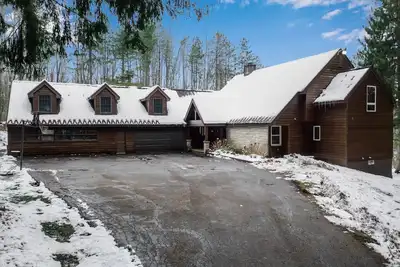 Image de Best of both worlds; chalet located on a private lot in the pines and only 1 miles from the village!