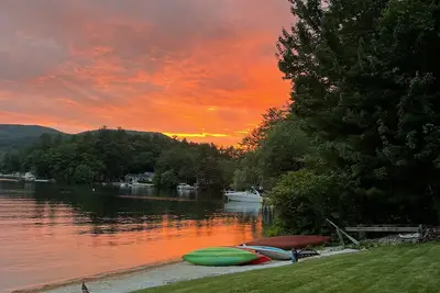 Image de A quiet cove, the sunset and a sandy beach, on Lake Winnipesaukee
