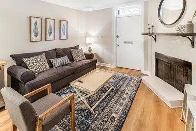 Image de Southern Chic Apt. on Forsyth Park w/ Parking, No Stairs by Lucky Savannah