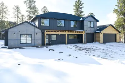 Image de 4300 Sq. Ft. Unique Cabin! Walking Distance to Clubhouse, Hot Tub, Pool Table!