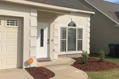 Image de Cozy, Stylish Garden Home