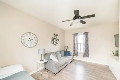 Image de Comfortable and Walkable - Off-Street Parking