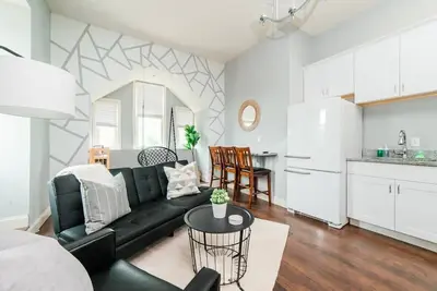 Image de Modern Chic Suite - Amazing Location - GroupStay