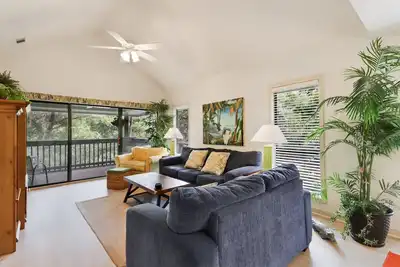 Image de 7816 Centre Court has scenic wooded and lagoons views in Palmetto Dunes.