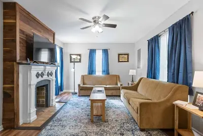 Image de Near Downtown, Park & Zoo! Trendy Ridgeland Tudor