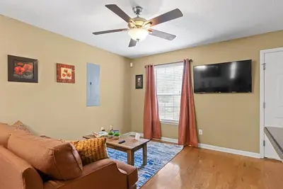 Image de Mins to Downtown! Deck & Firepit - Elmwood Retreat