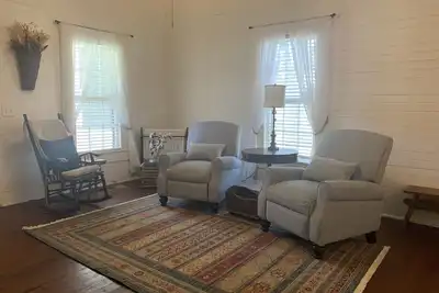 Image de Cheerful Cottage, full of Southern Charm