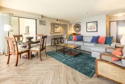 Image de 1bo1 Aston Waikiki Beach Tower1: 1 Br with Ocean Views and Full Kitchen