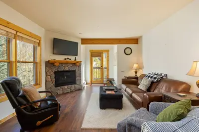 Charming Condo w/ Incredible Views/Walk to the Slopes/Access to Shared Hot Tubs