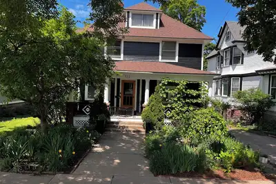 Image de 1908 Four Square Marquette- Centrally located w porch, patio, sauna, fire pit