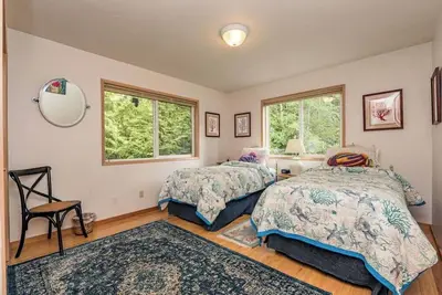 Image de House on the Bluff with Expansive Ocean Views