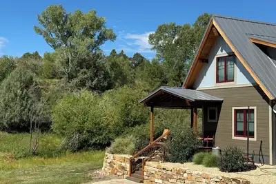 Image de Cozy, secluded home close to everything. 15 min to town and skiing.