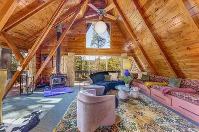 Image de Sugar Pine Haus- A Frame Cabin w/ Hot Tub!