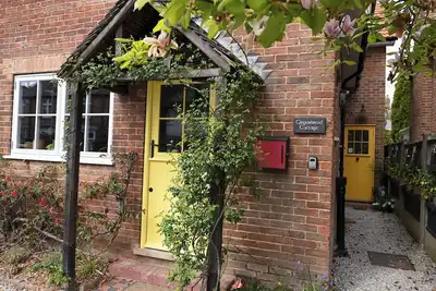Gingerbread Cottage, family friendly, with open fire in Canterbury