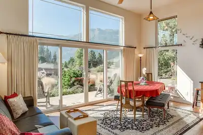 Large Pet Friendly Home- Walkable to Downtown!
