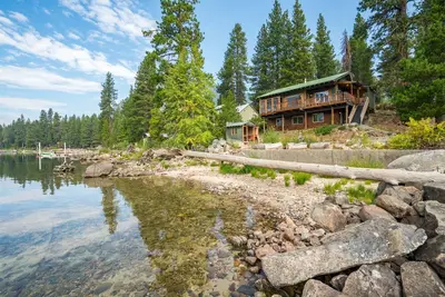 Rogue Shores - Tranquil Lakefront Home
