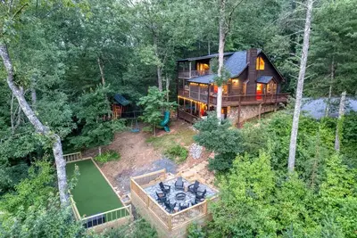 Image de TreeHouse Vibe • Slide, HotTub, FirePit, Fun Games