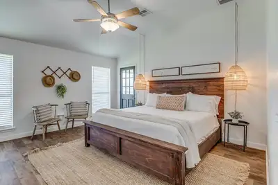 Central Edmond ~Boho, modern style with loft & fire pit in large backyard~