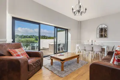 Image de Cartref - Cottage with Hot Tub, Countryside Views