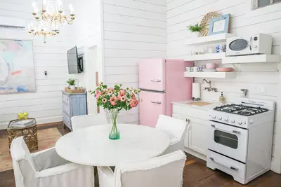 Image de \"Pigs Fly\" an Adorable Guest Suite in the Round Top Area