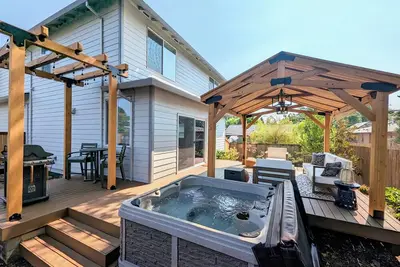 Image de Family-Friendly, Dog-Friendly Home! Relax in the Hot Tub or Walk Downtown.