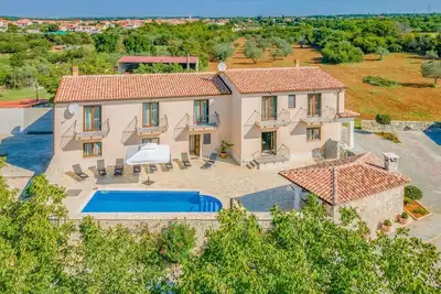 Image de Maison confortable de 6 chambres à.