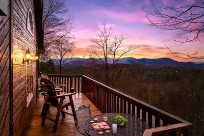Image de Hot Tub Cabin + Endless Smoky Mtn views, minutes from Dollywood, Pigeon Forge
