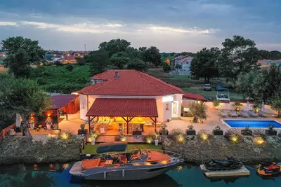 Image de Maison confortable de 4 chambres à Nin