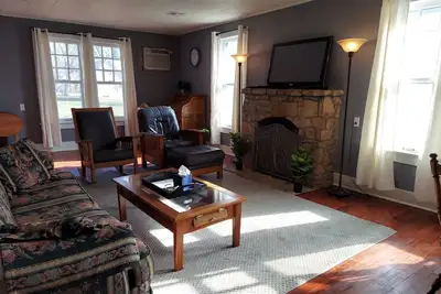 Image de Renovated Bungalow with Cozy Gas Fireplace