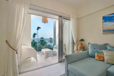 Image de Getaway to beachfront apartment w/ scenic view.