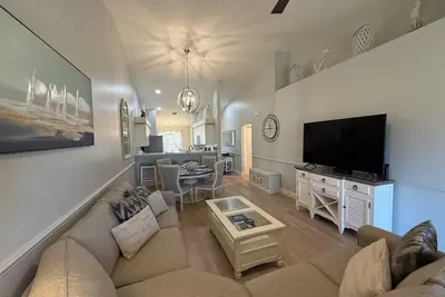 Image de Gorgeous Newly Furnished Condo in Gated Golf Course of Stoneybrook